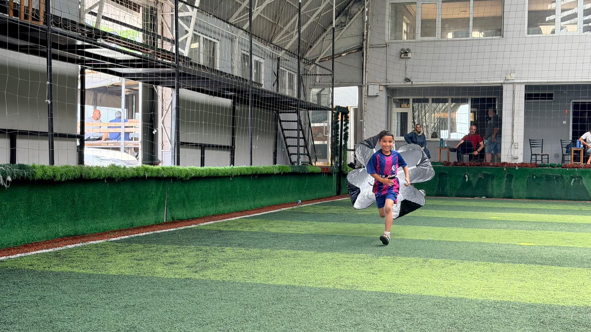 Leo Futbol Akademisi'nde antrenman yapan çocuk