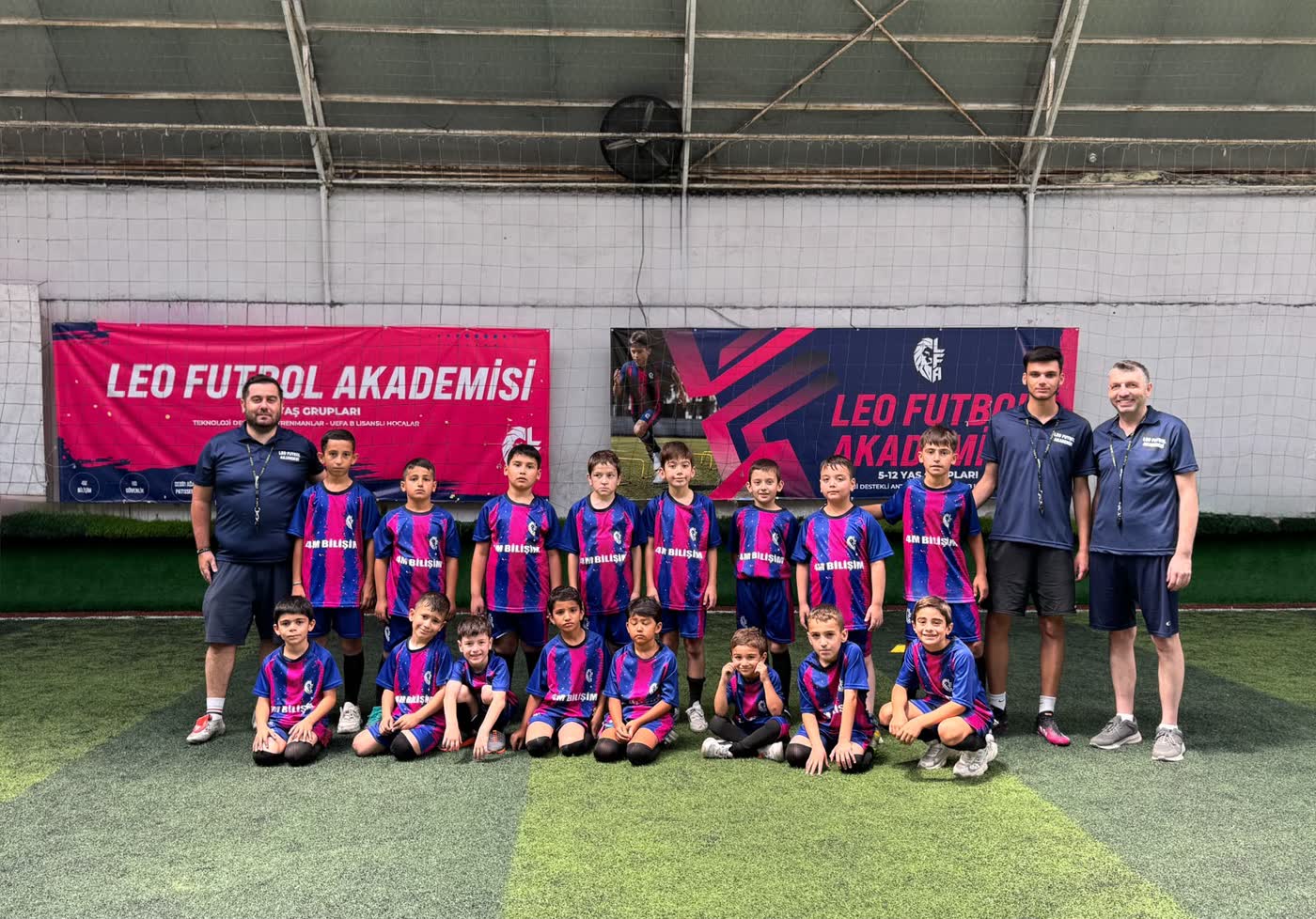 Leo Futbol Akademisi takımı ve antrenörleri