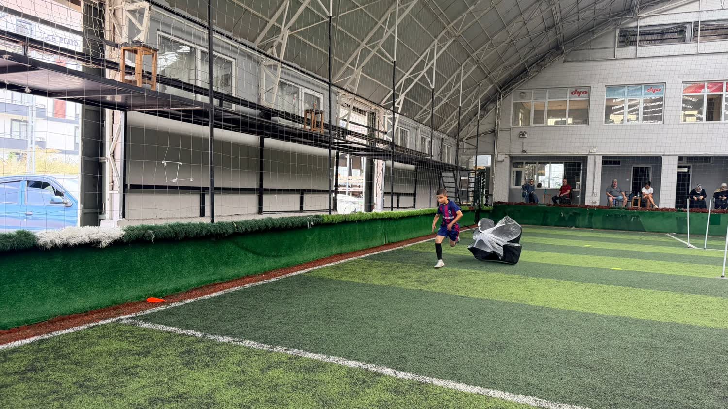 Leo Futbol Akademisi kapalı antrenman sahası
